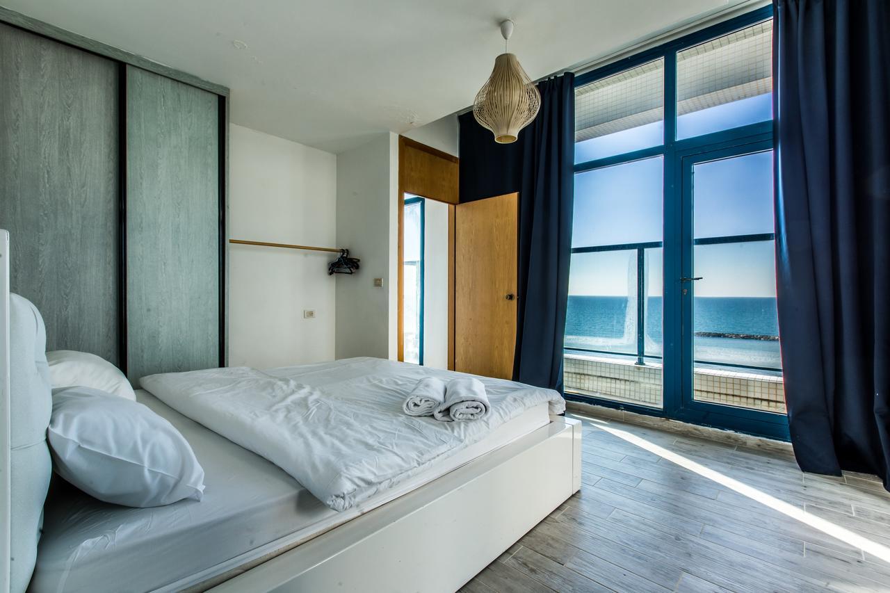 Ocean Front Apartments First Line To The Beach Tel Aviv Bagian luar foto